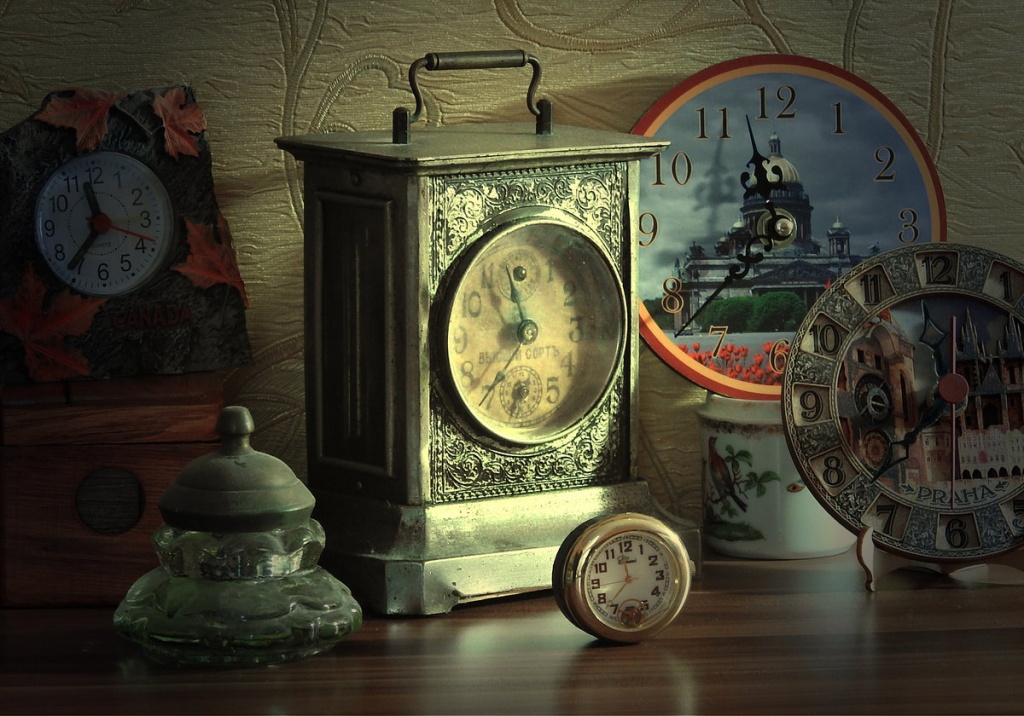 Нужны старые часы. Старинные часы. Старинные настенные часы. Натюрморт с часами. Часы "натюрморт".