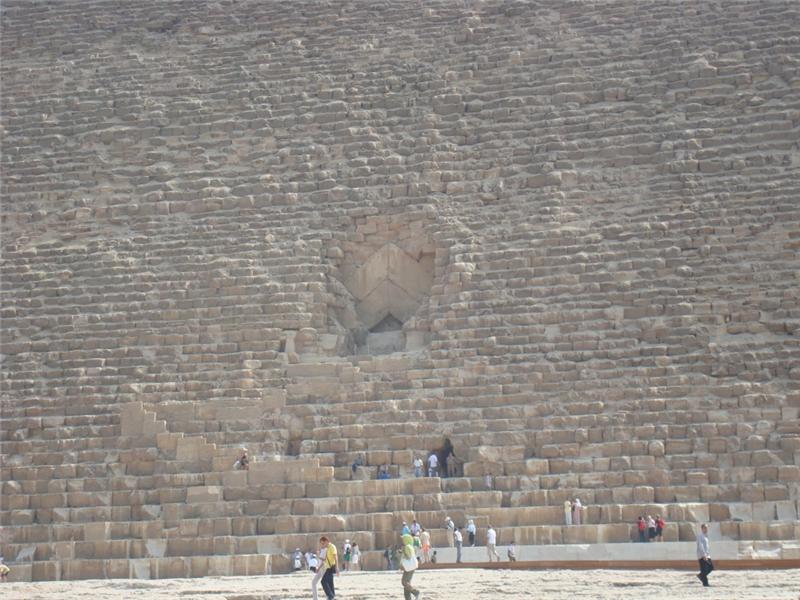 Заглубленный вход во вторую внутреннюю пирамиду Хеопса.jpg